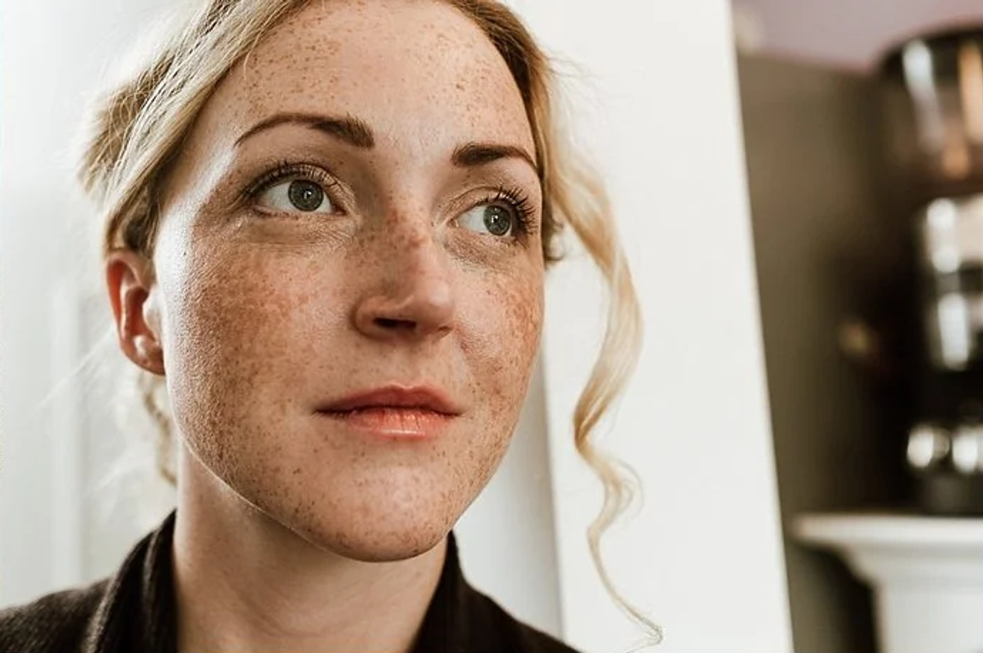 Nahes Portrait einer Frau mit Sommersprossen