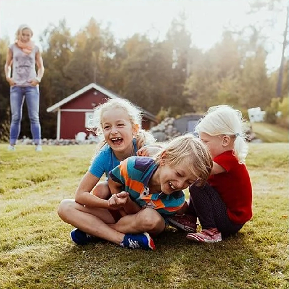 Kinder spielen gemeinsam auf einer Wiese