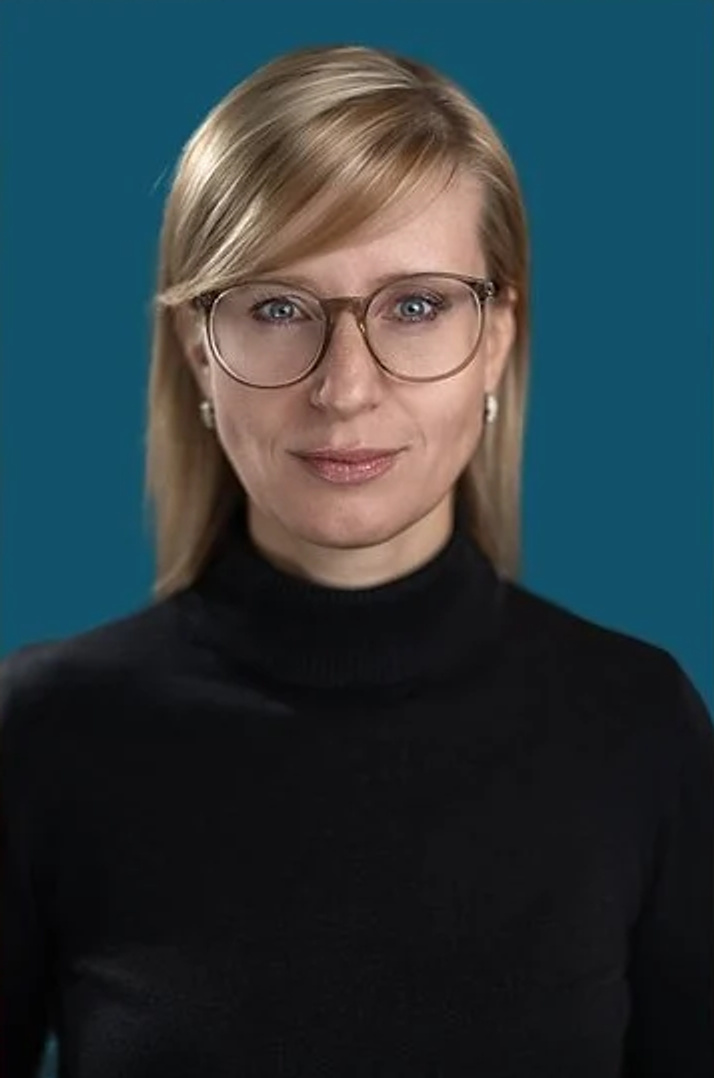 Studioportrait einer Frau mit Brille