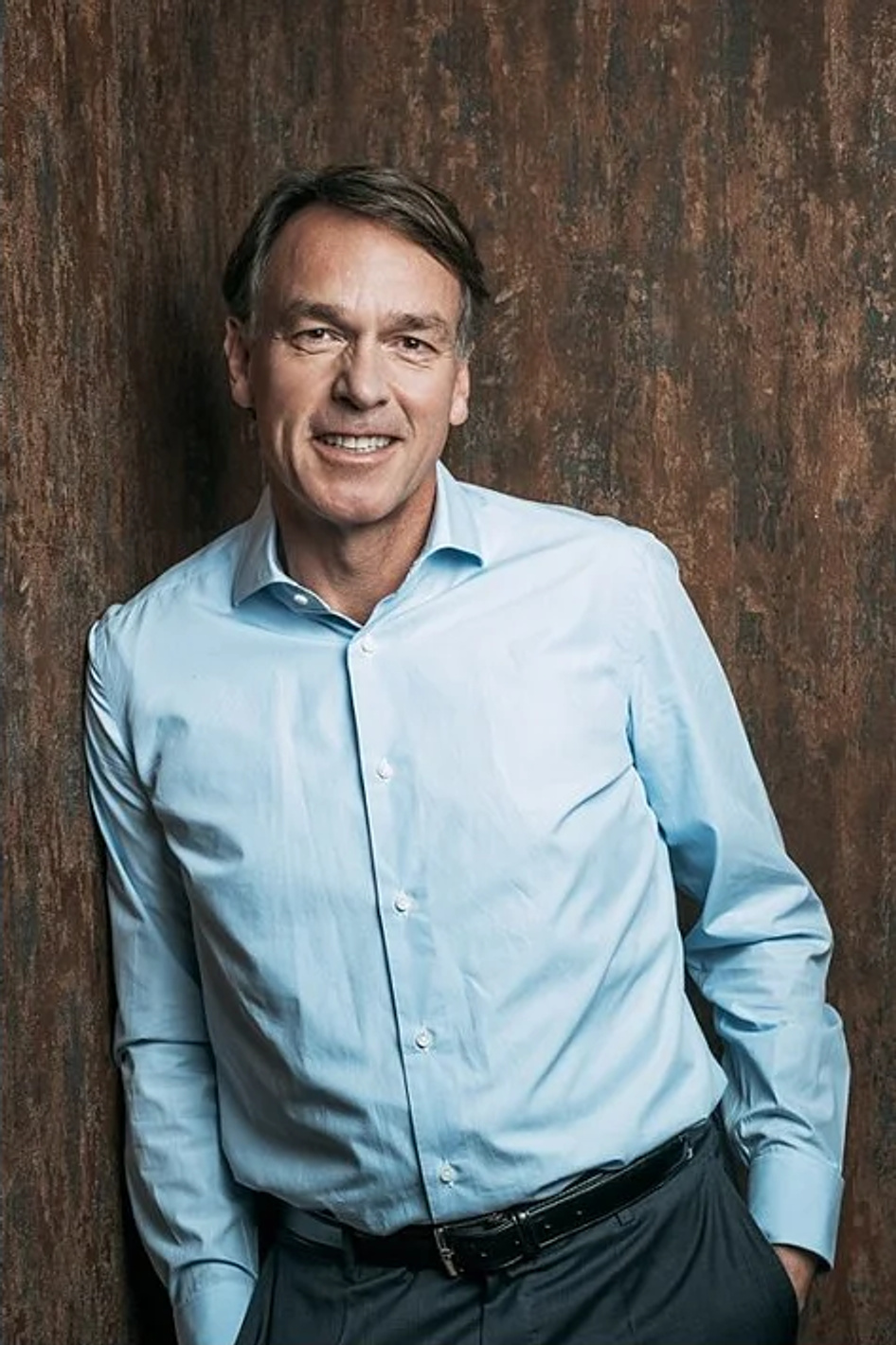 Portrait eines Mannes im hellblauen Hemd
